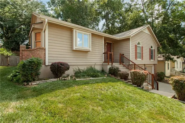 1112 SW 24th Street CT, Blue Springs, MO 64015