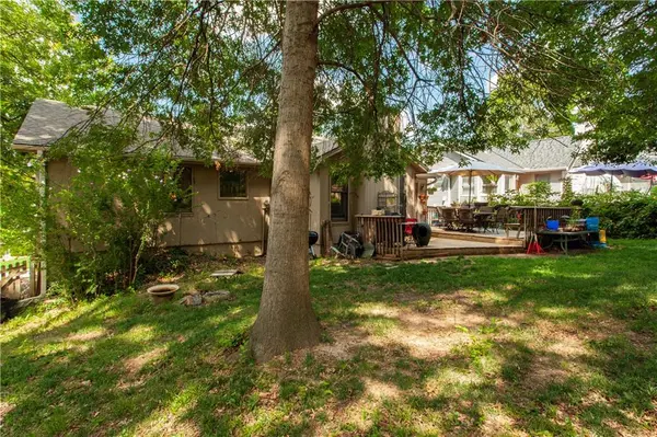 1112 SW 24th Street CT, Blue Springs, MO 64015