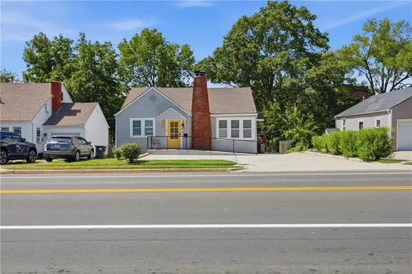 102 SW 2nd ST, Lee's Summit, MO 64063