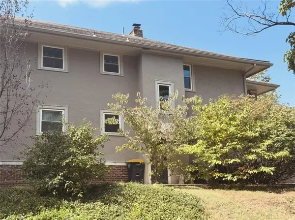 201 W 51st TER, Kansas City, MO 64112