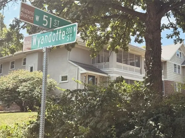 201 W 51st TER, Kansas City, MO 64112