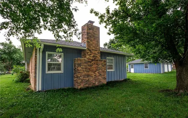 818 Sycamore ST, Lacygne, KS 66040