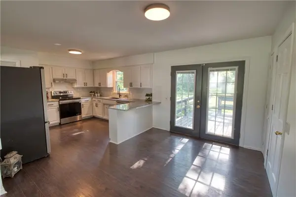 8938 Knox LN, Overland Park, KS 66212