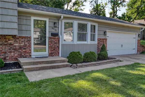 8938 Knox LN, Overland Park, KS 66212