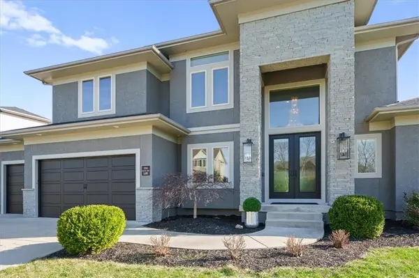 1744 NE Woodland Shores LN, Lee's Summit, MO 64086