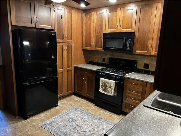 9006 E 74th TER, Kansas City, MO 64133