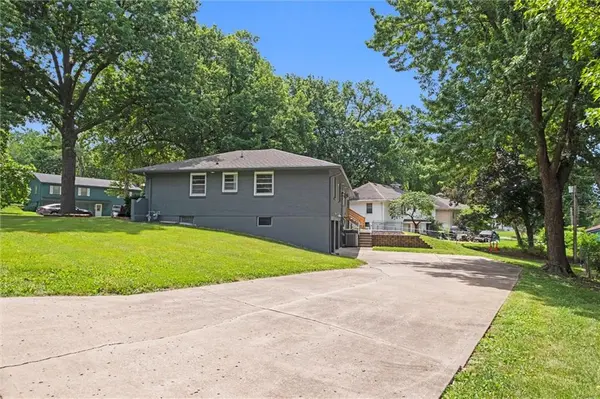 6100 Englewood AVE, Raytown, MO 64133
