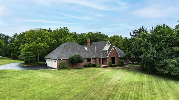2530 Greenwood DR, Ottawa, KS 66067