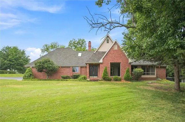2530 Greenwood DR, Ottawa, KS 66067
