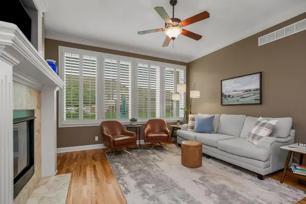 916 SW Lauren CT, Lee's Summit, MO 64081