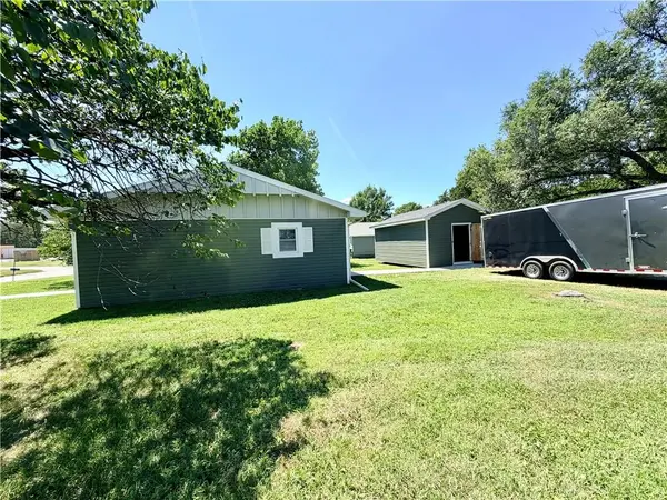 1402 W Walnut ST, Nevada, MO 64772