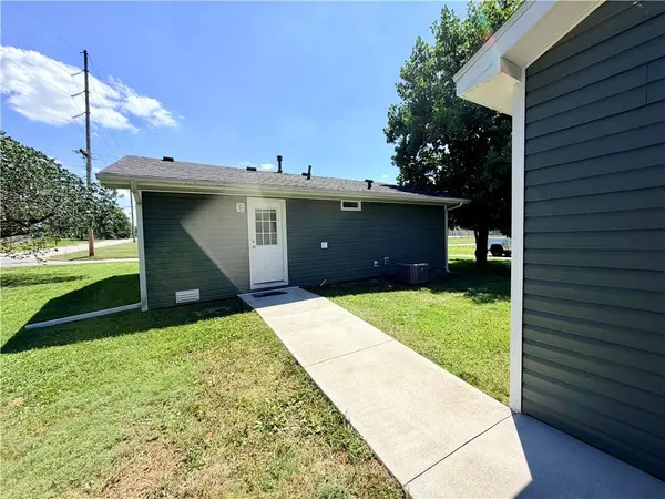 1402 W Walnut ST, Nevada, MO 64772