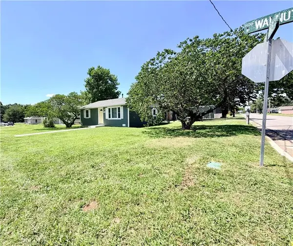 1402 W Walnut ST, Nevada, MO 64772