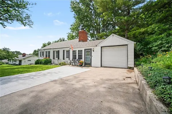 8409 NW Hilltop RD, Parkville, MO 64152
