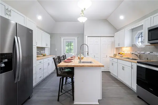 1407 Felix ST, St Joseph, MO 64501