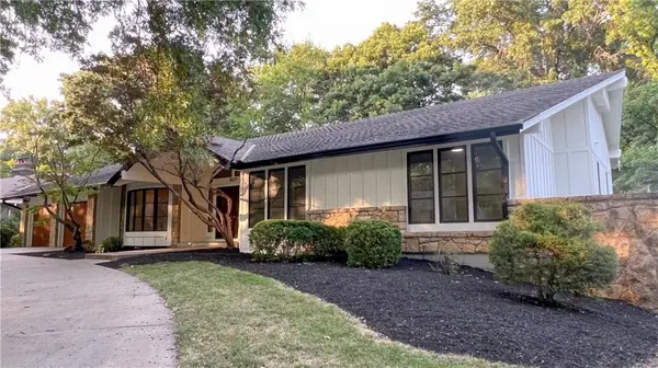 10229 Hemlock DR, Overland Park, KS 66212