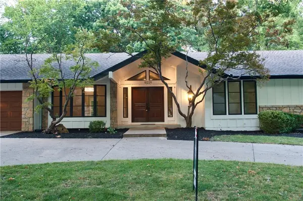 10229 Hemlock DR, Overland Park, KS 66212