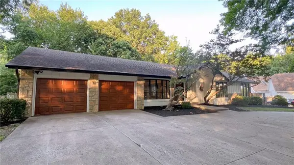 10229 Hemlock DR, Overland Park, KS 66212