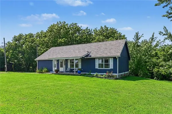 9241 Hamm DR, Oskaloosa, KS 66066