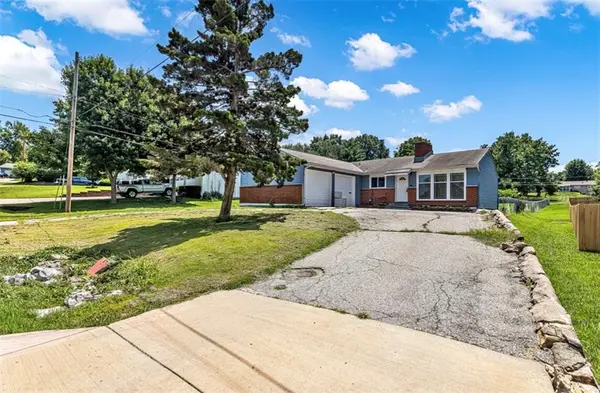 9805 E 33RD ST, Independence, MO 64052