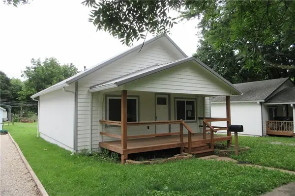 327 W 9th AVE, Garnett, KS 66032