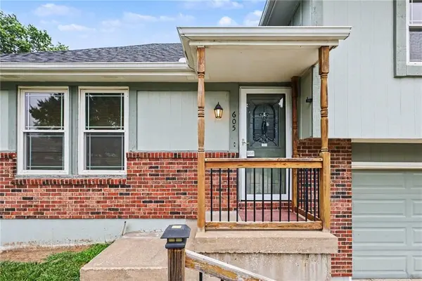 605 SE Westwind DR, Lee's Summit, MO 64063