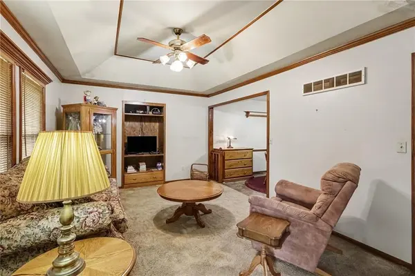 605 SE Westwind DR, Lee's Summit, MO 64063