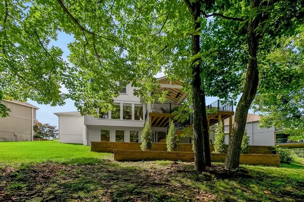 14480 NW 64th TER, Parkville, MO 64152