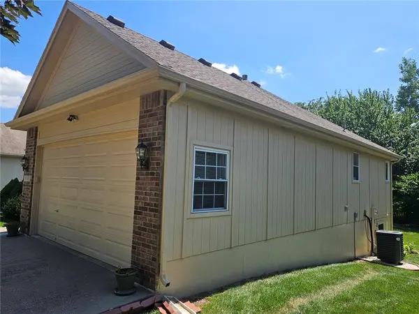 1915 Meadowlark DR, Raymore, MO 64083