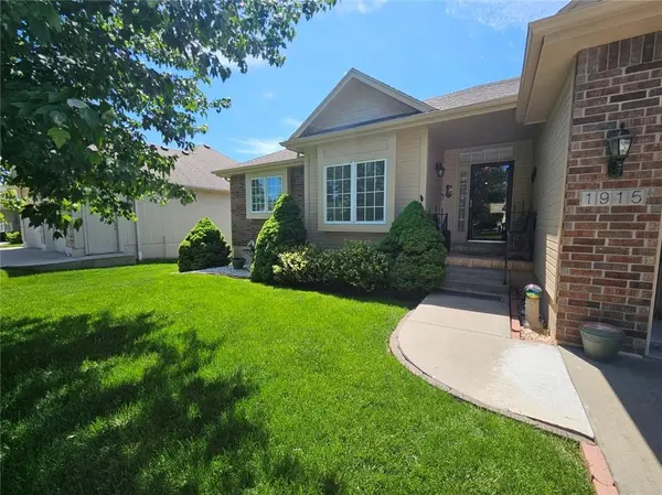 1915 Meadowlark DR, Raymore, MO 64083