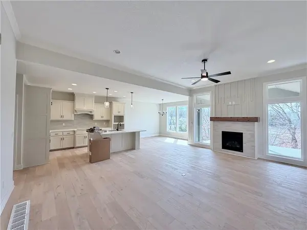 13775 NW 70th ST, Parkville, MO 64152