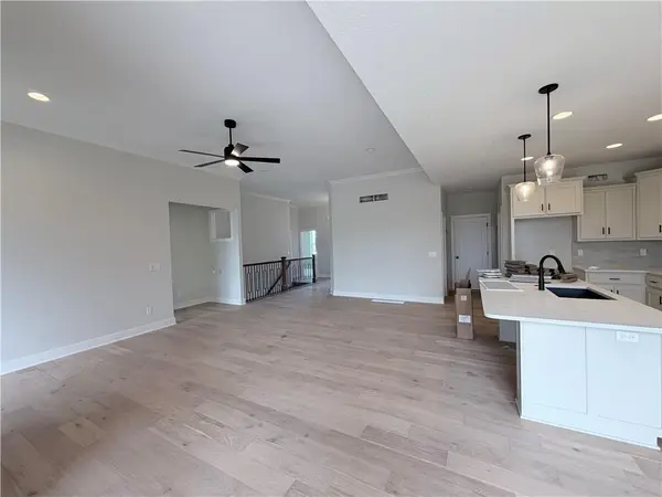 13775 NW 70th ST, Parkville, MO 64152