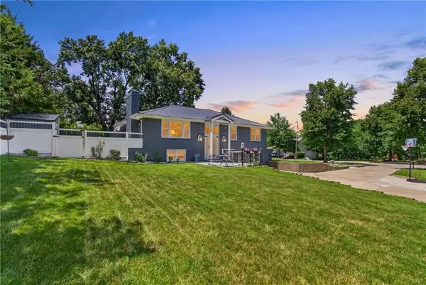 3204 SW Shadow Brook DR, Blue Springs, MO 64015