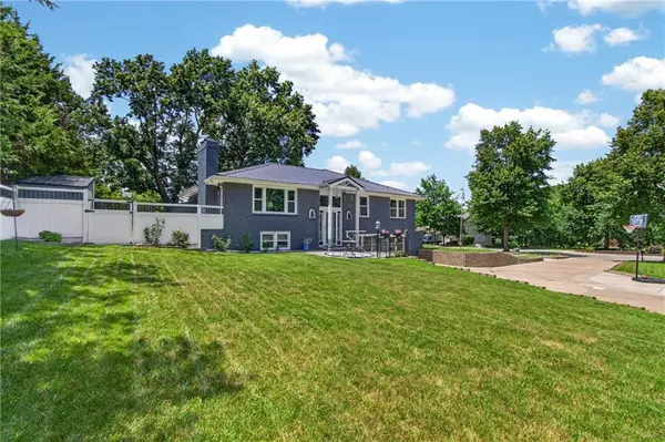 3204 SW Shadow Brook DR, Blue Springs, MO 64015