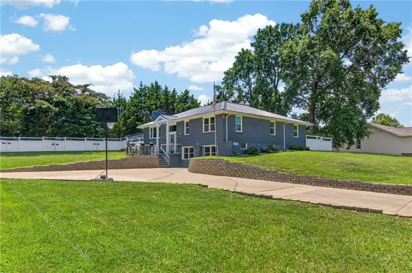 3204 SW Shadow Brook DR, Blue Springs, MO 64015