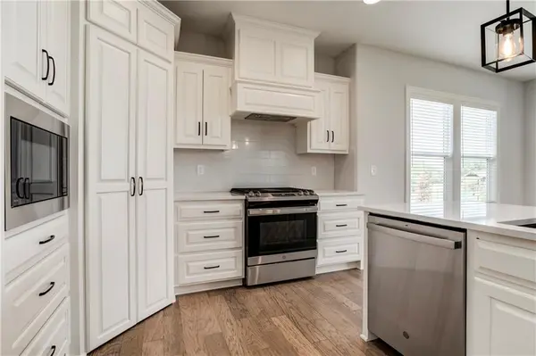 16951 S Hunter ST, Olathe, KS 66062