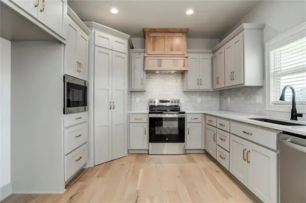 16941 S Brentwood ST, Olathe, KS 66062
