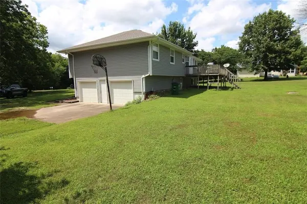 23715 S Chadwick DR, Peculiar, MO 64078