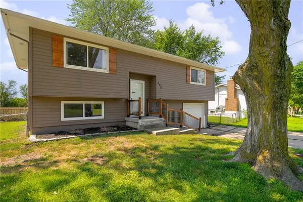 305 W South ST, Spring Hill, KS 66083