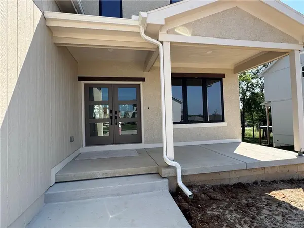 1957 Longview DR, Liberty, MO 64068