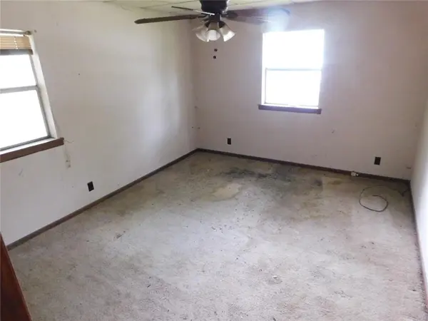 807 W 5th ST, Pittsburg, KS 66762