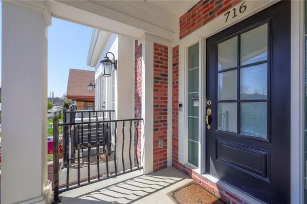 716 W 45th ST, Kansas City, MO 64111