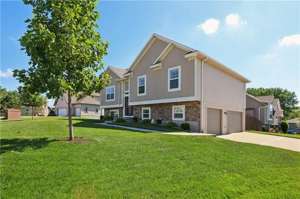 805 Cedar Ridge DR, Raymore, MO 64083