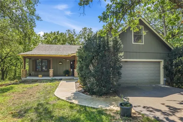 9000 Oak Country LN, De Soto, KS 66018