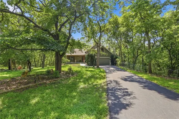 9000 Oak Country LN, De Soto, KS 66018