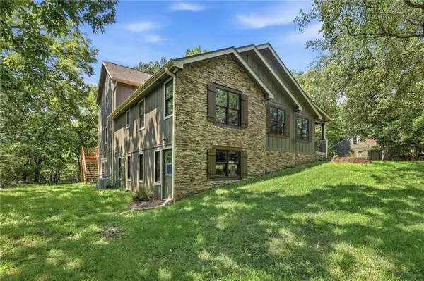 9000 Oak Country LN, De Soto, KS 66018