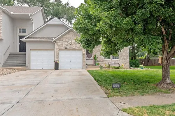 724 S Woodson LN, Gardner, KS 66030