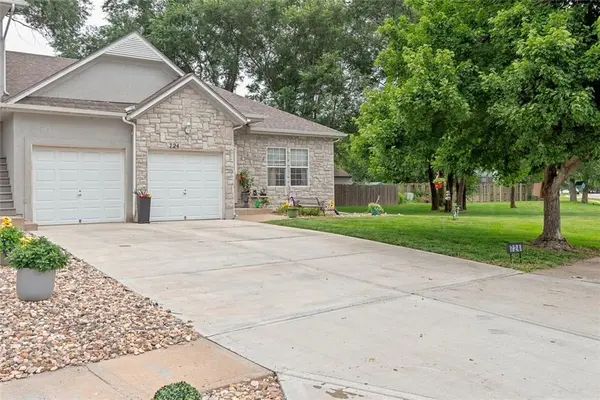 724 S Woodson LN, Gardner, KS 66030