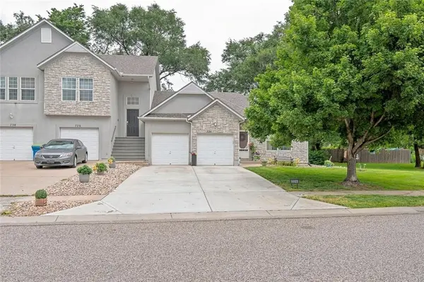 724 S Woodson LN, Gardner, KS 66030