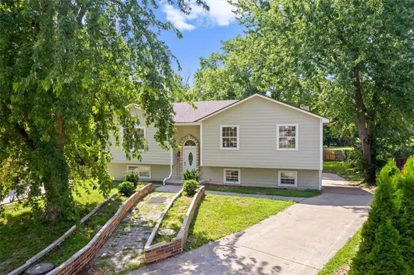 318 SE Bent Tree DR, Blue Springs, MO 64014